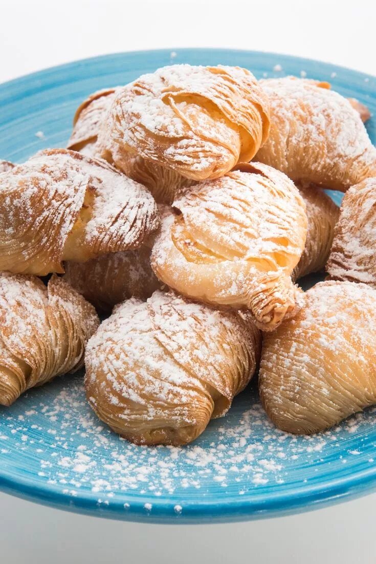 Сфольятелла. Sfogliatelle. итальянская выпечка. итальянская сладкая выпечка. сфольятелла итальянское пирожное.