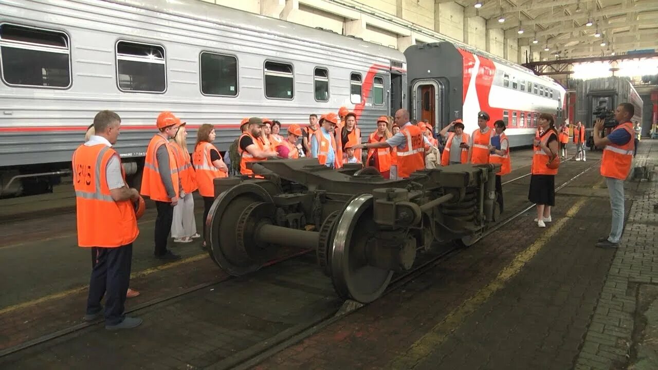 Экскурсия от вагона до перрона. От вагона до перрона Ульяновск экскурсия. От вагона до перрона Ульяновск. Вагонное депо пятиэтажка. Вагонный дом