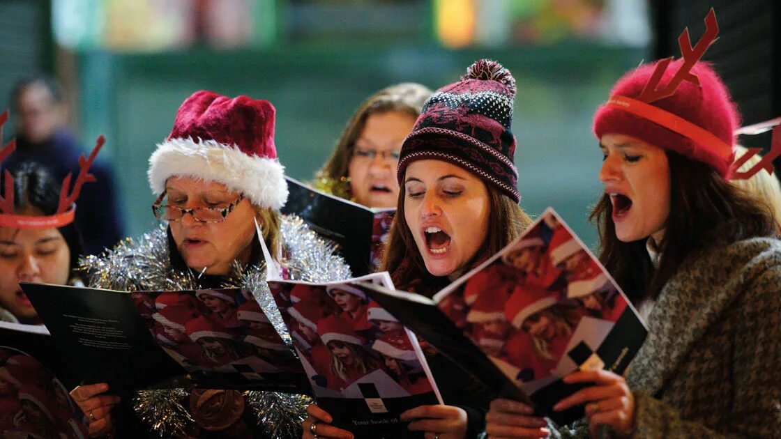 Новогодние рождественские песни зарубежные слушать. Carol singing в англии. рождественские пения в великобритании. рождественские песнопения в англии. люди поют новый год.