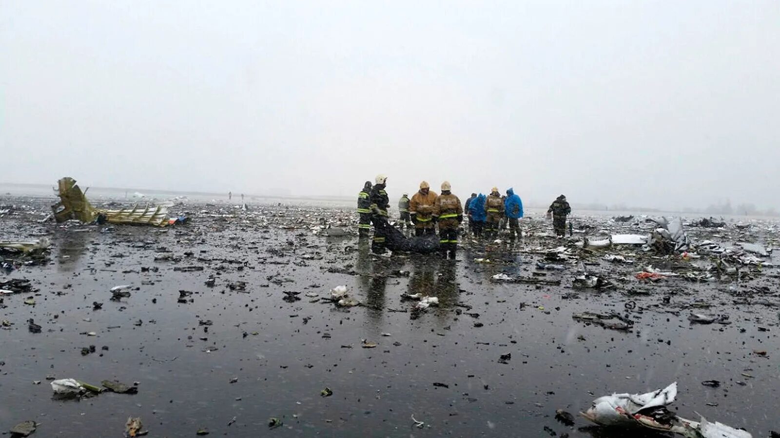 Катастрофа boeing 737 в ростове. Катастрофа boeing 737 в ростове-на-дону. Крушение самолета в ростове на дону 2016. Боинг-737 флай дубай крушение. Боинг ростов.