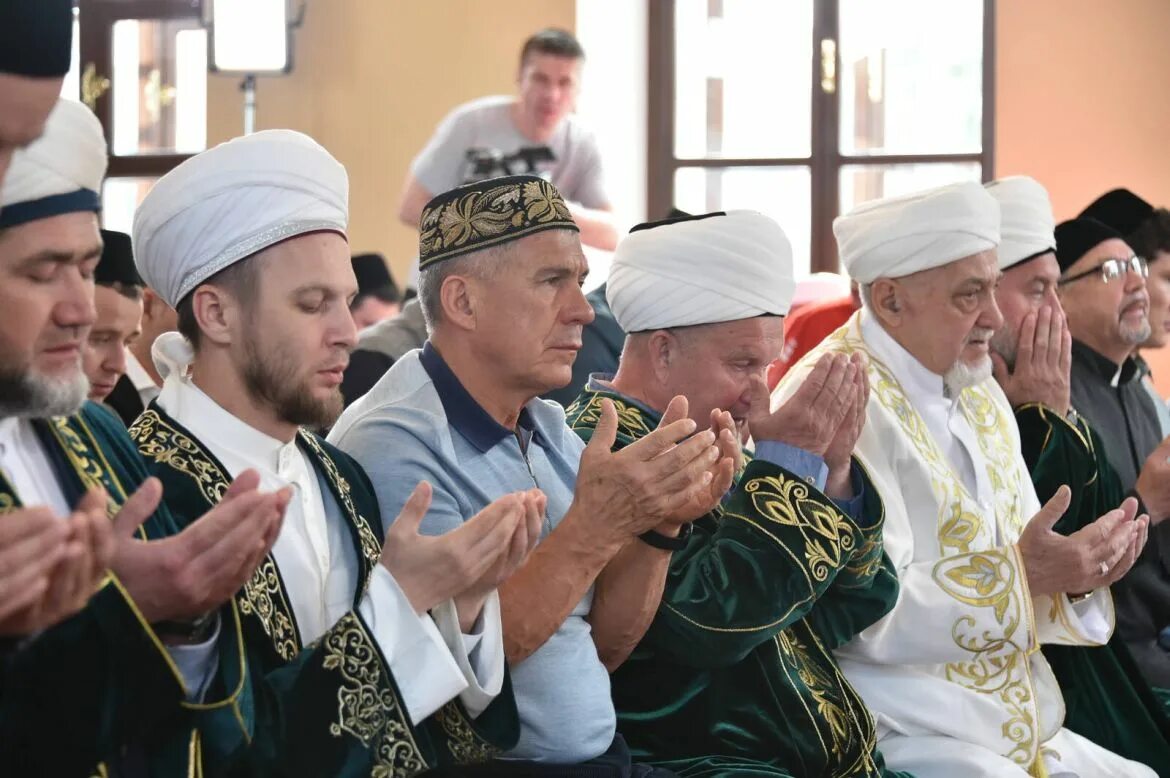 Ураза семей. Праздники мусульман Ураза байрам мечеть. Татарский праздник Ураза байрам. Ураза-байрам 2022 мечеть Ахмад Заки Минниханов. Татары в мечети.