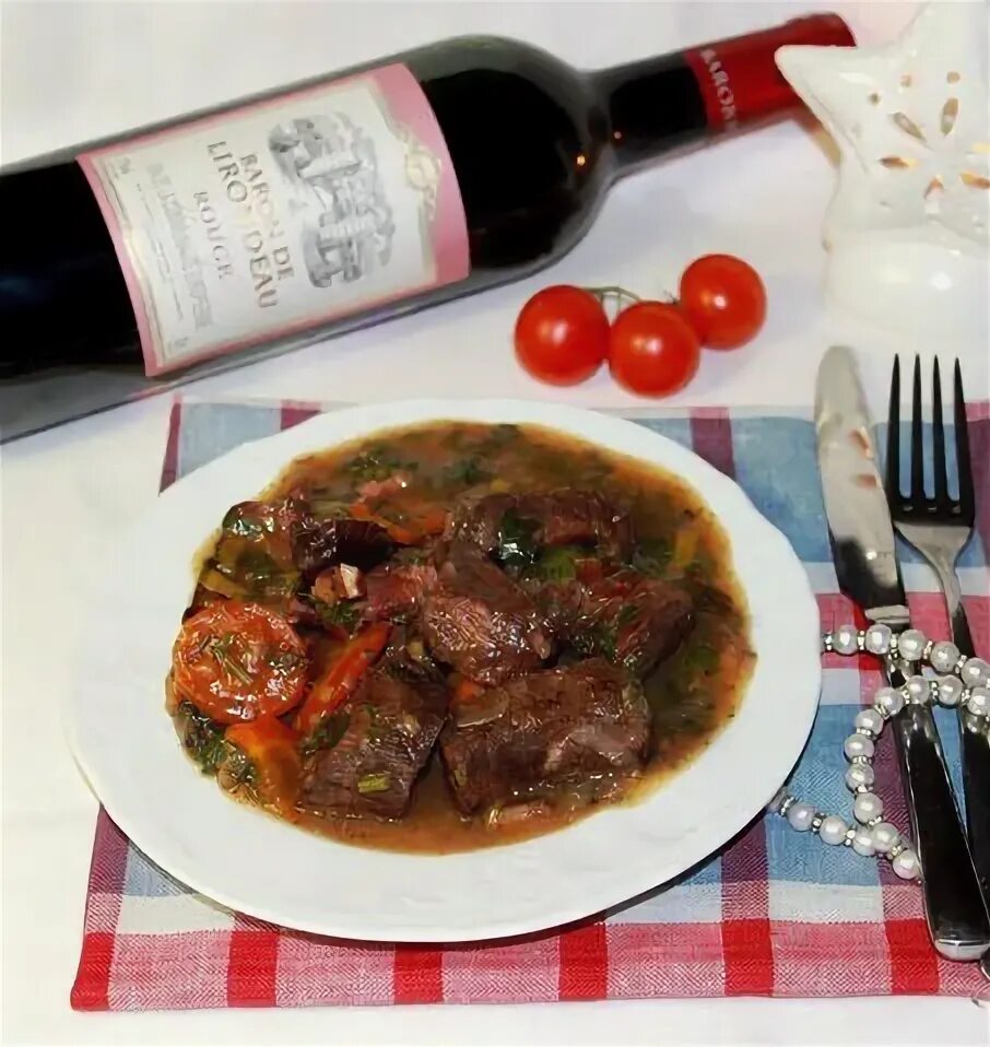Вино для готовки. Томленный в вине. Coq au vin. Говядина по-бургундски в красном вине. Курица в винном соусе.