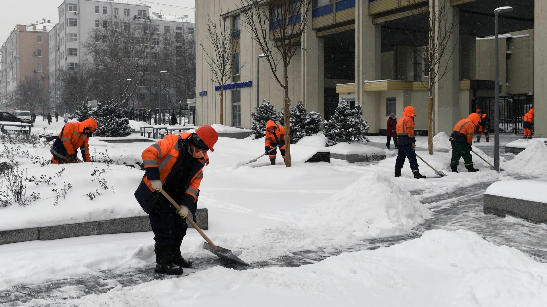 Сильнейший снегопад сегодня. Снег в Москве. Снегопад в Москве. Уборка снега. Убирают снег в Москве.