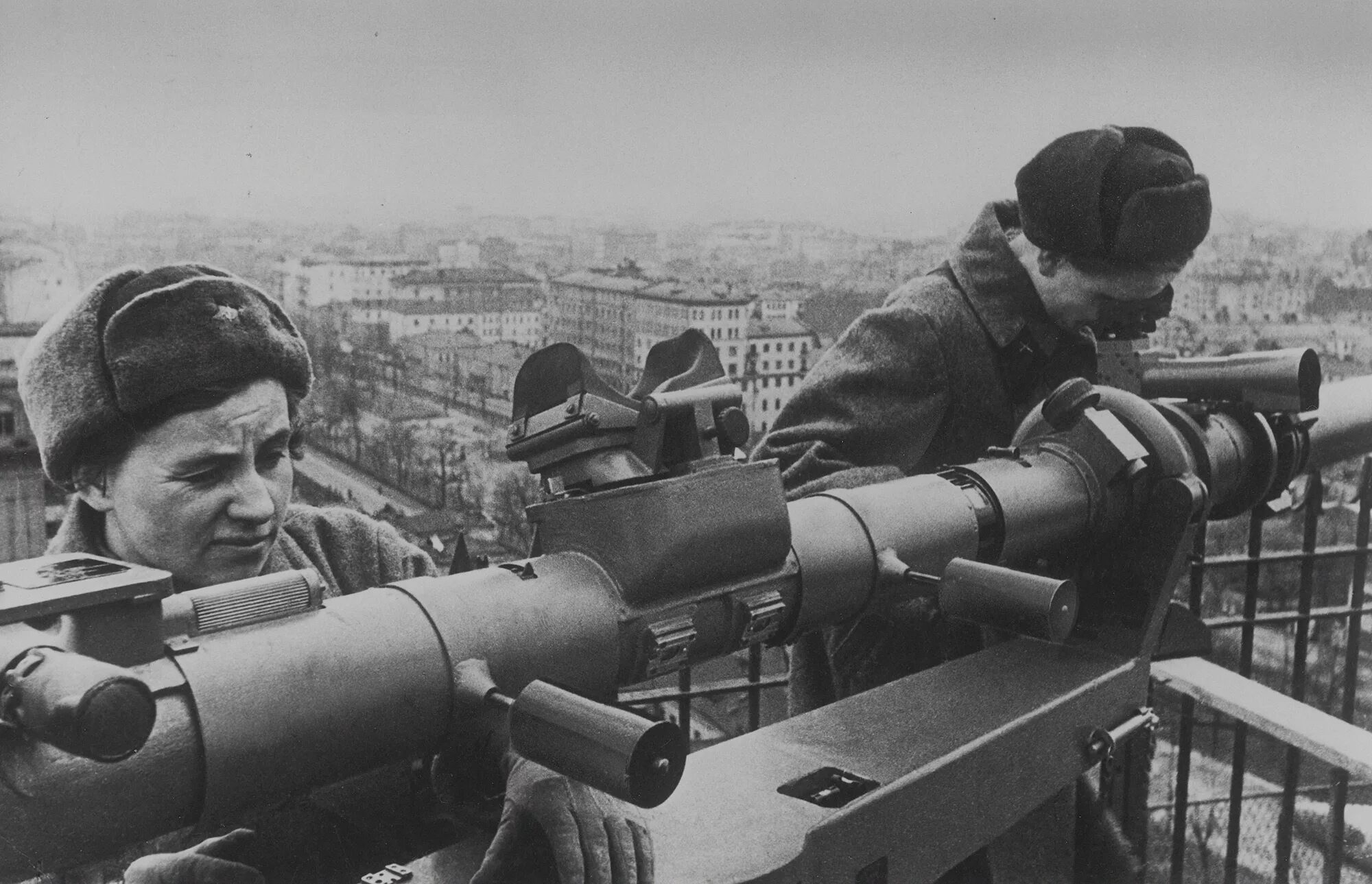 Москва военное время. Противовоздушная оборона Москвы в годы ВОВ 1941. ПВО Москвы 1941. Зенитчицы 1941. Зенитки в Москве 1941.