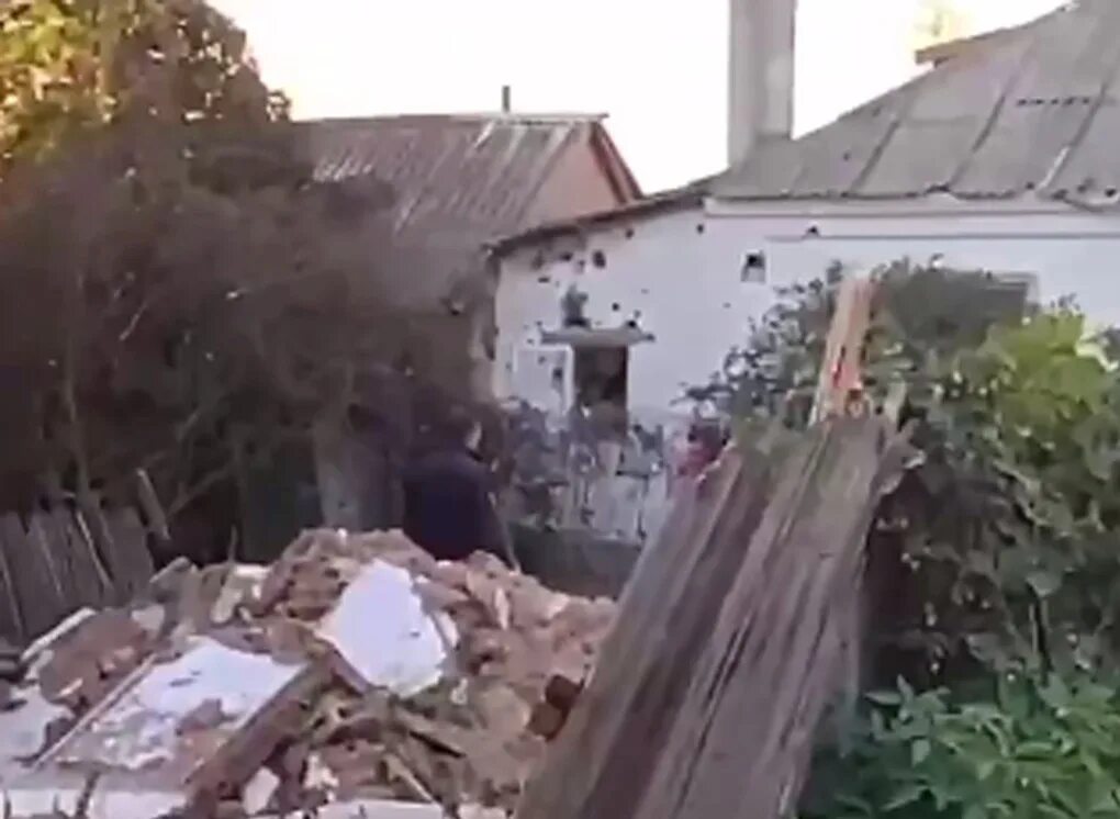 Обрушение крыш у домов в селе. Взрывы в Крыму. Джанкой разрушен дом. Взрыв в Джанкое.