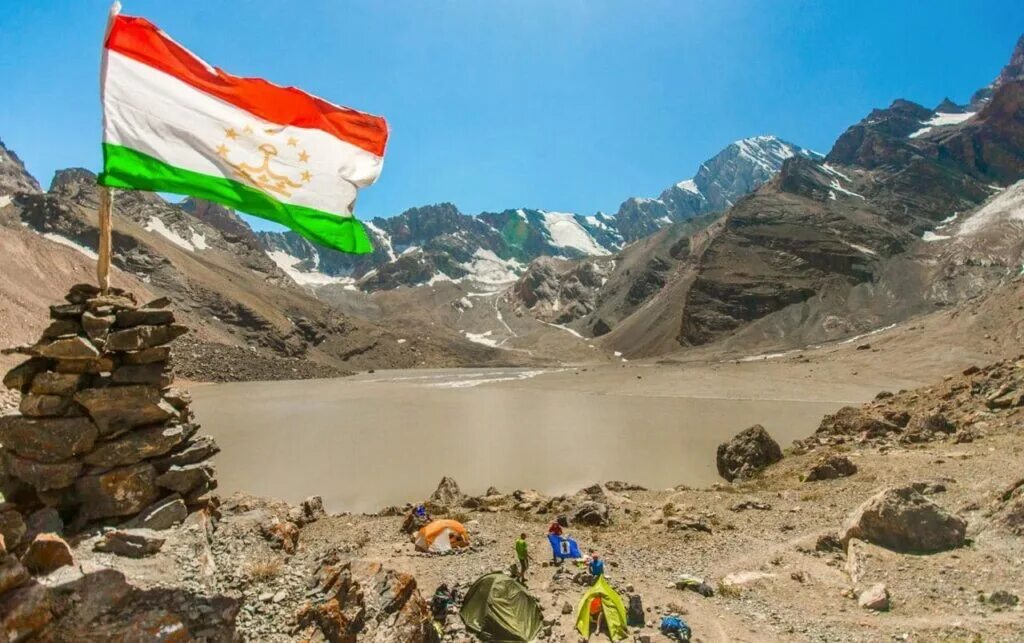 Включи таджик. Памир Таджикистан туризм. Флаг Памира Таджикистан. Экология Таджикистана. Артуч Таджикистан.