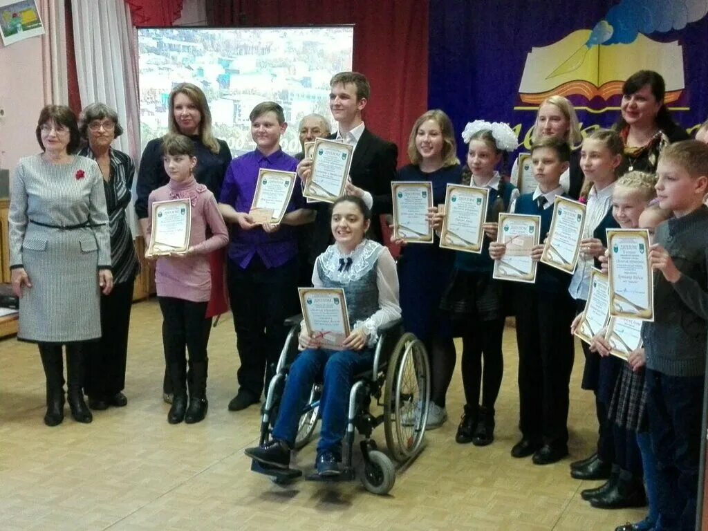 Центр семья круглый стол. Центр образования ступени. Центр образования ступени. Центр ступени биробиджан. Центр образования ступени.