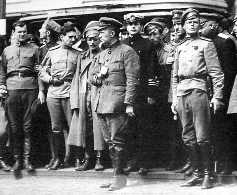 Февральская революция 1917 керенский. А ф керенский 1917. А ф керенский февральская революция. А ф керенский февральская революция. А ф керенский февральская революция.