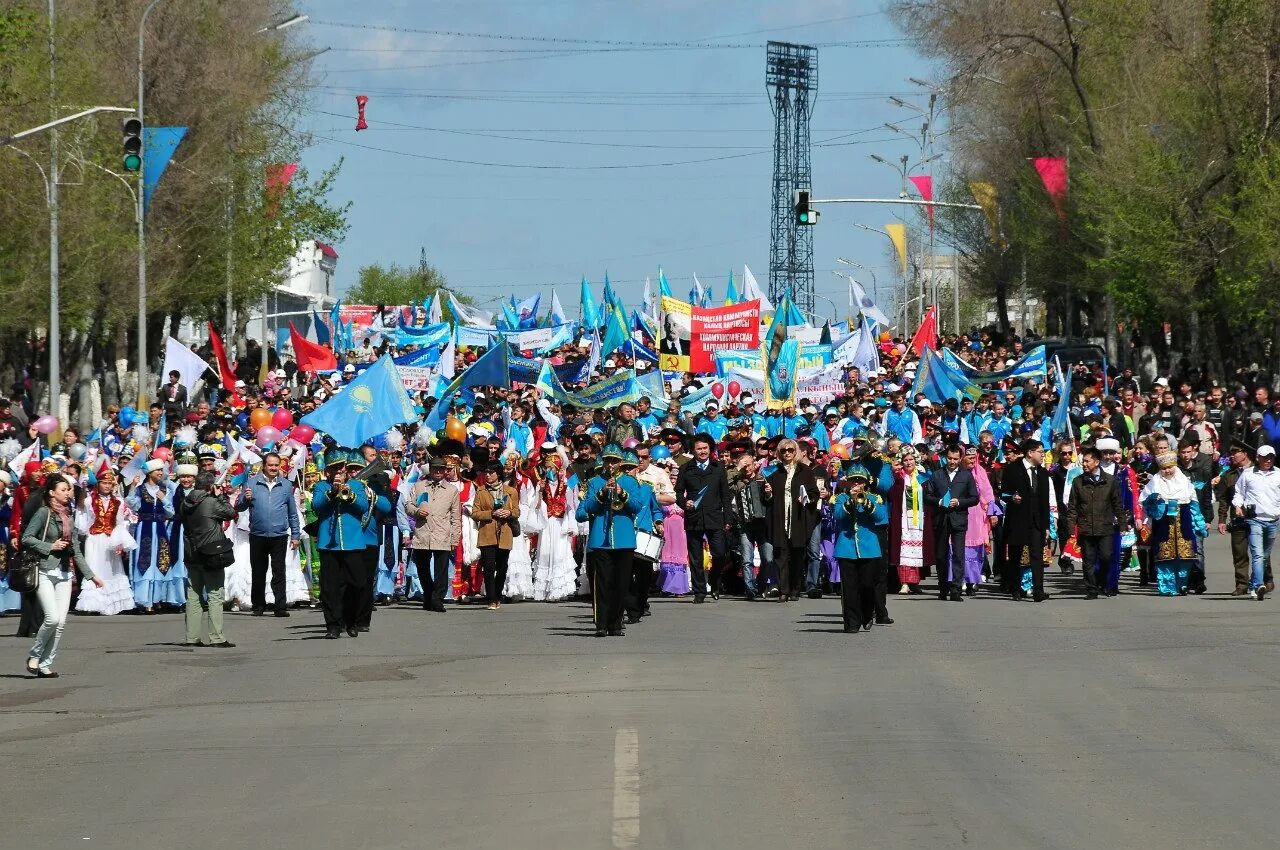караганда жители. жители караганды. жители караганды. 1 мая день единства народов казахстана. жители караганды.