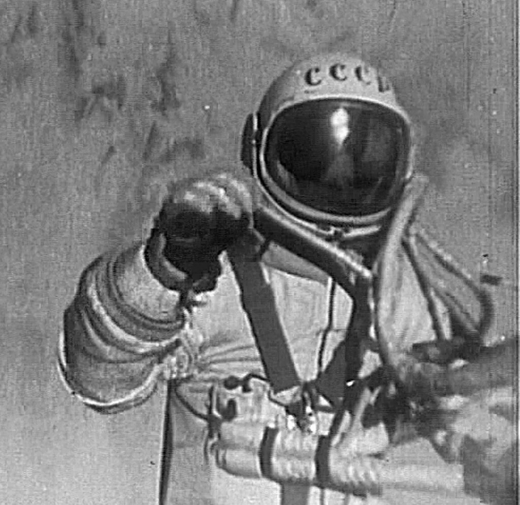 Леонов космонавт первый выход в космос