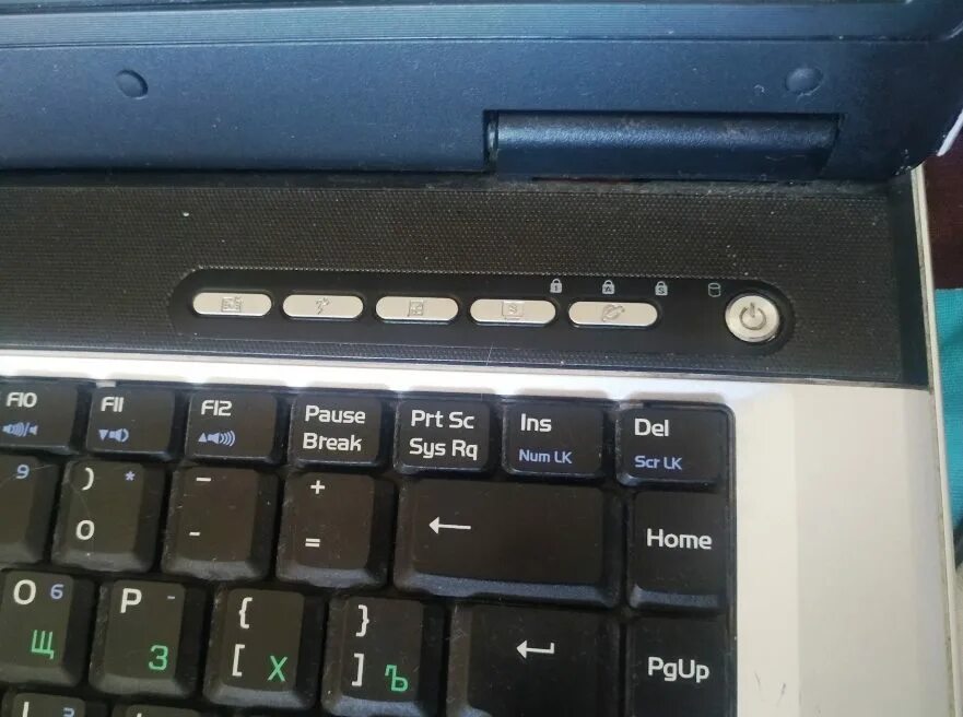 Ноутбук включается горит кнопка включения. Кнопка включения ноутбука. Клавиша включения ноутбука. Кнопка питания на ноутбуке.