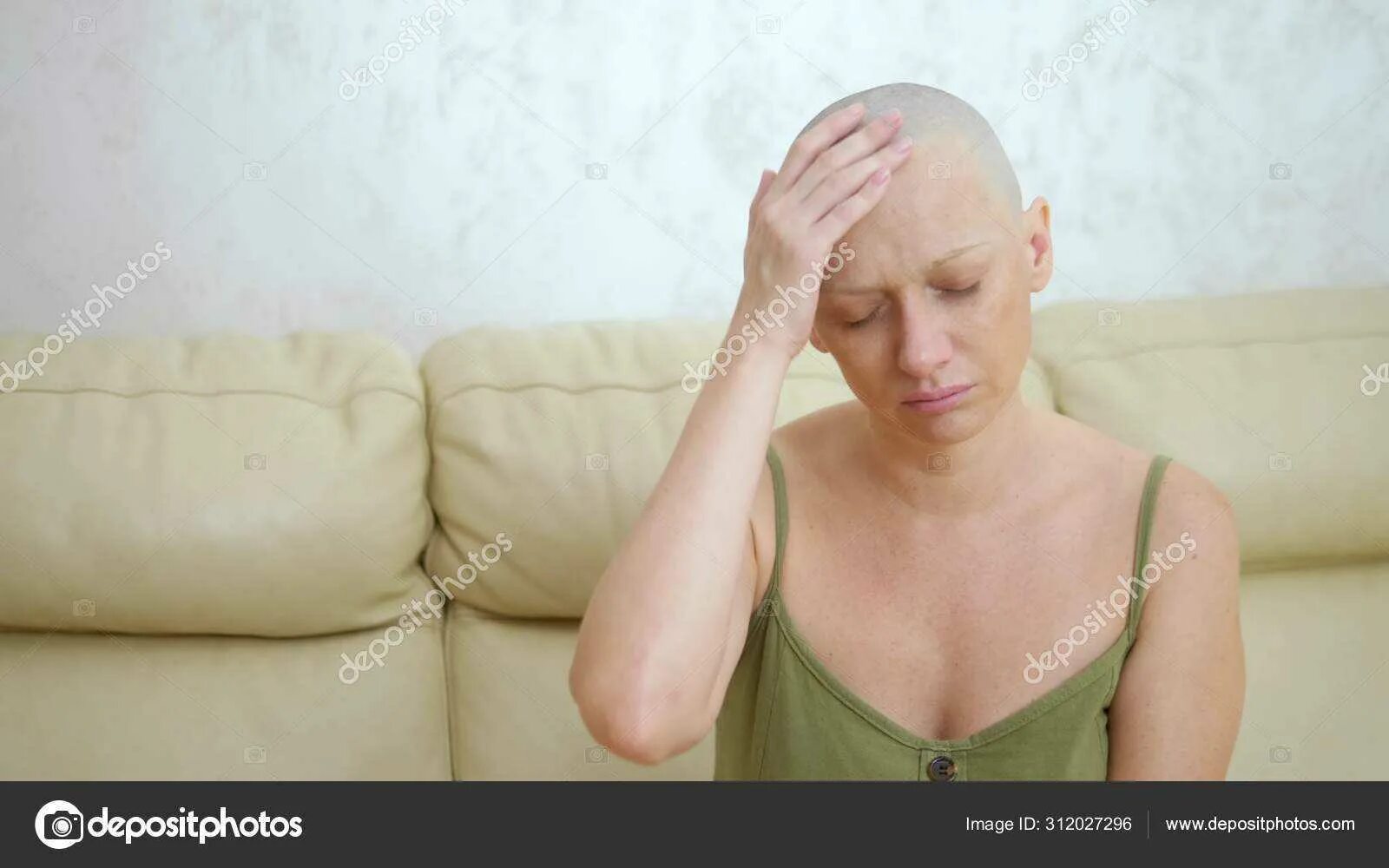 Химиотерапия слабость. Волосы после химиотерапии. Лысые женщины при онкологии. Выпадение волос при химиотерапии.