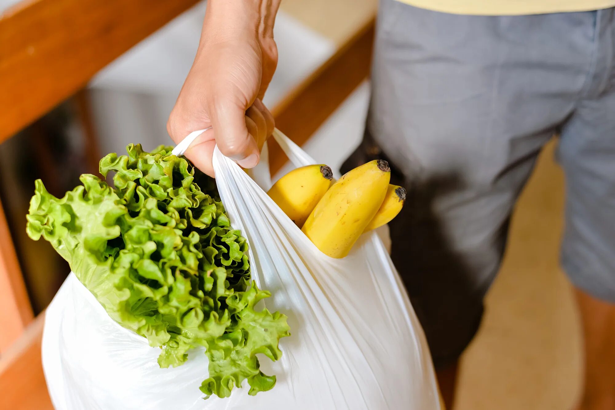 Принесла продукты. Пакет с продуктами. продукты в руках. пакеты с продуктами на кухне. пакеты с продуктами на столе.