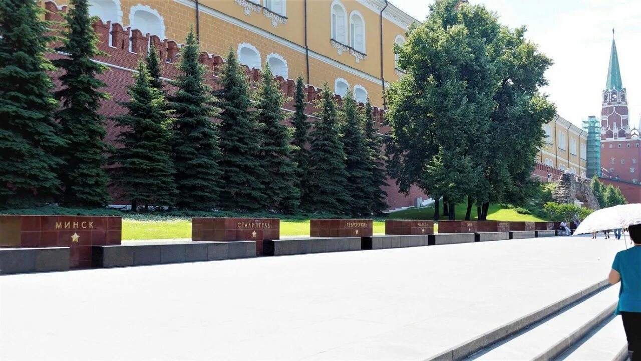 Аллея городов героев в москве в александровском саду москва. Аллея городов в москве. Города герои гранитная аллея в москве. Аллея городов героев в москве в александровском саду. Аллея городов в москве.