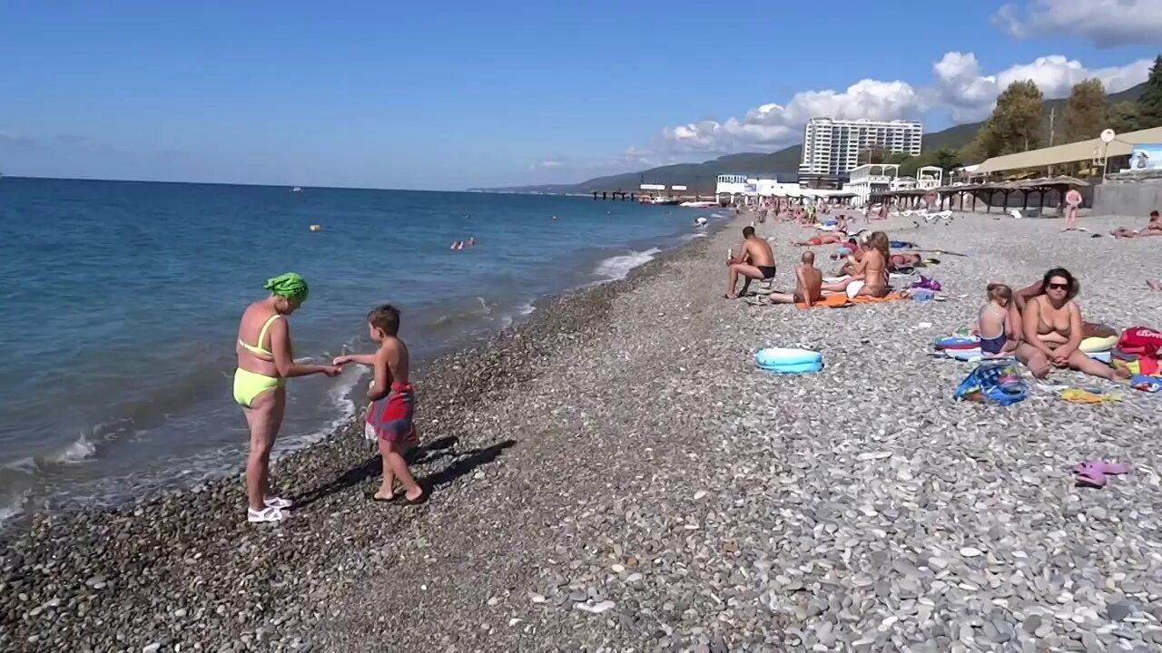 Вода в сочи в октябре. Сочи Лазаревское море. Лето Сочи Лазаревское. Лазаревское пляж 2017. Сочи Лазаревское 2002.