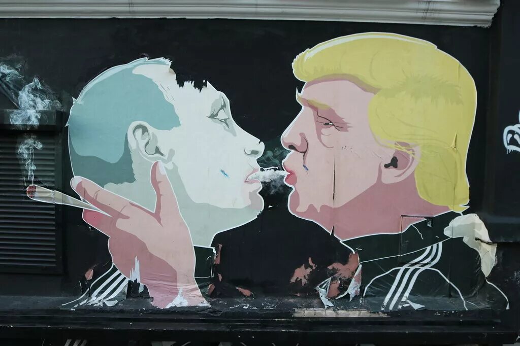 Господи помоги мне выжить. Поцелуй Путина и Трампа граффити.