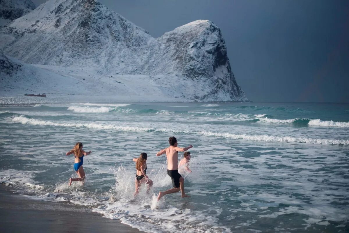 Пляжи Норвегии. Купание зимой в море. Норвежское море купание. Зима купаются в море.