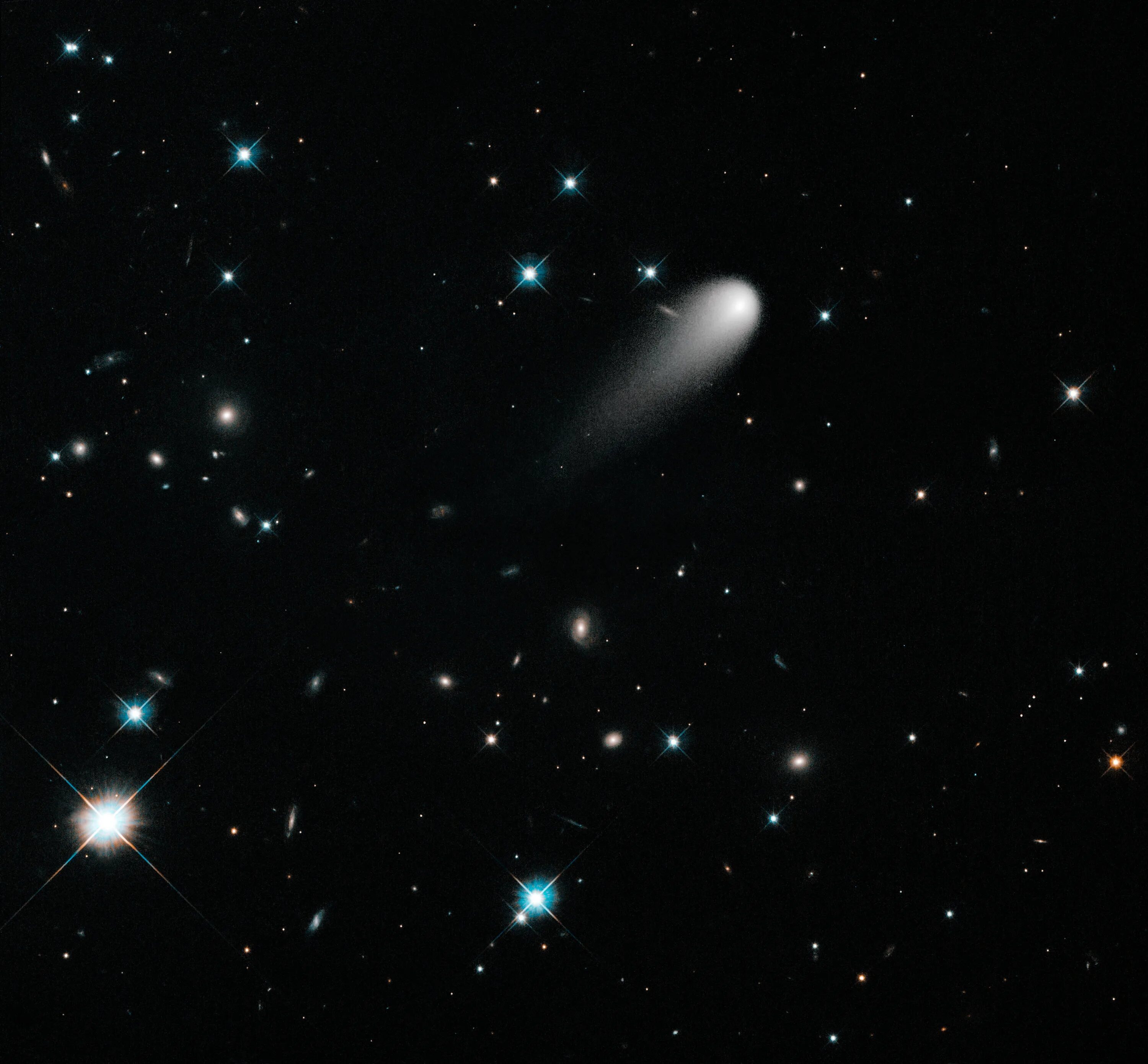 Комета Ison. C/2012 s1 Ison. Снимок Хаббл Комета. Комета с телескопа Хаббл. Отметь небесные тела