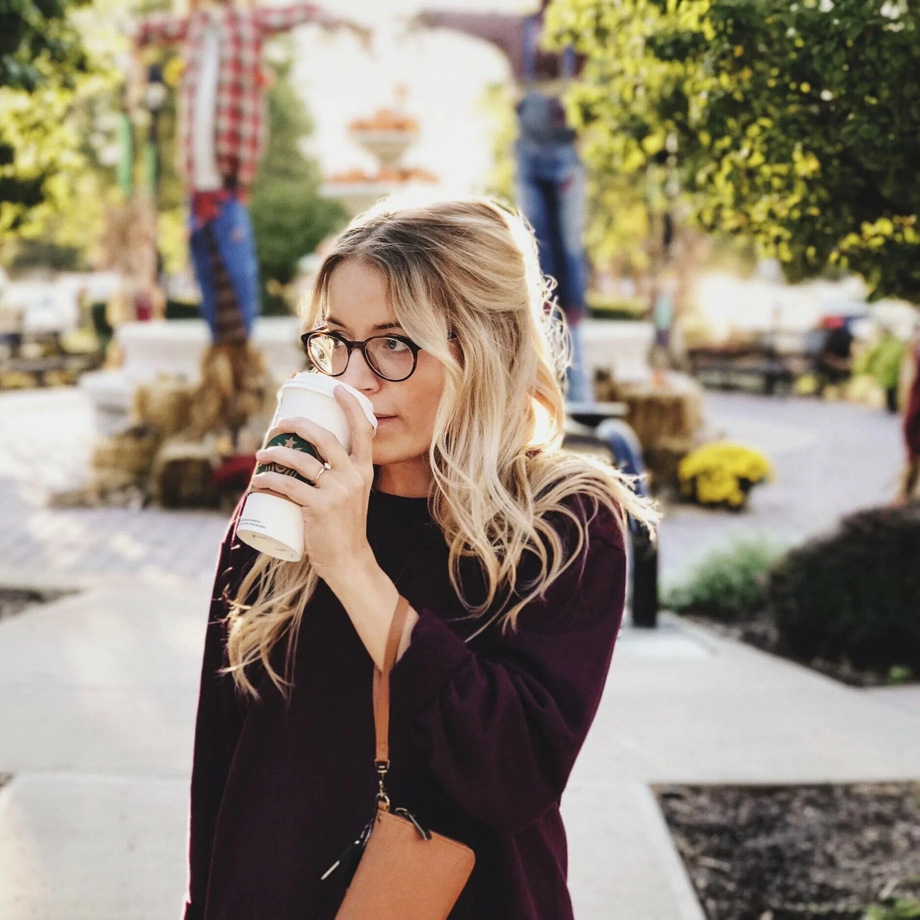 Девушка в очках с кофе. Девушка в очках пьет кофе. Фото девушка с кофе в очках. Woman delice
