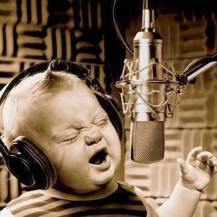 Девушка поет в микрофон. Девушка в наушниках поет. Настроение петь. Девушка в наушниках. Мультяшная девочка.