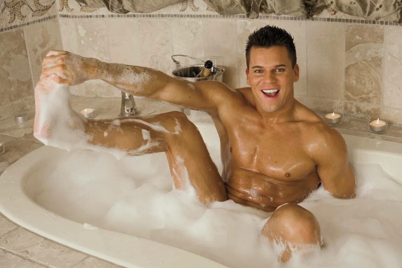He s in the bath. Роман харт (roman heart). best of roman heart фильм 2008. guys in bath. zach hamam возраст.