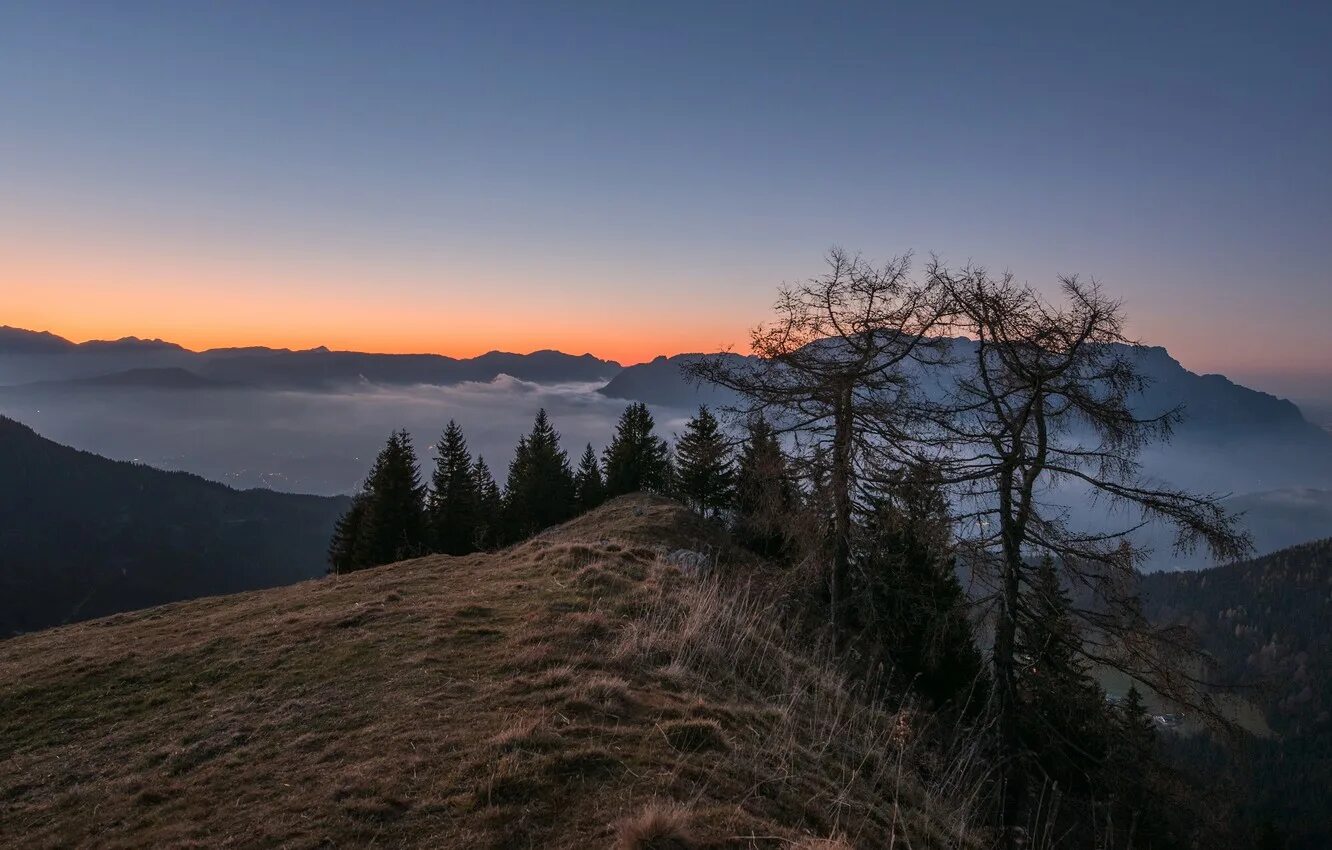 горы в тумане. далекие горы полимерное стекло. горы в тумане обои. горы в тумане. парящая птица.