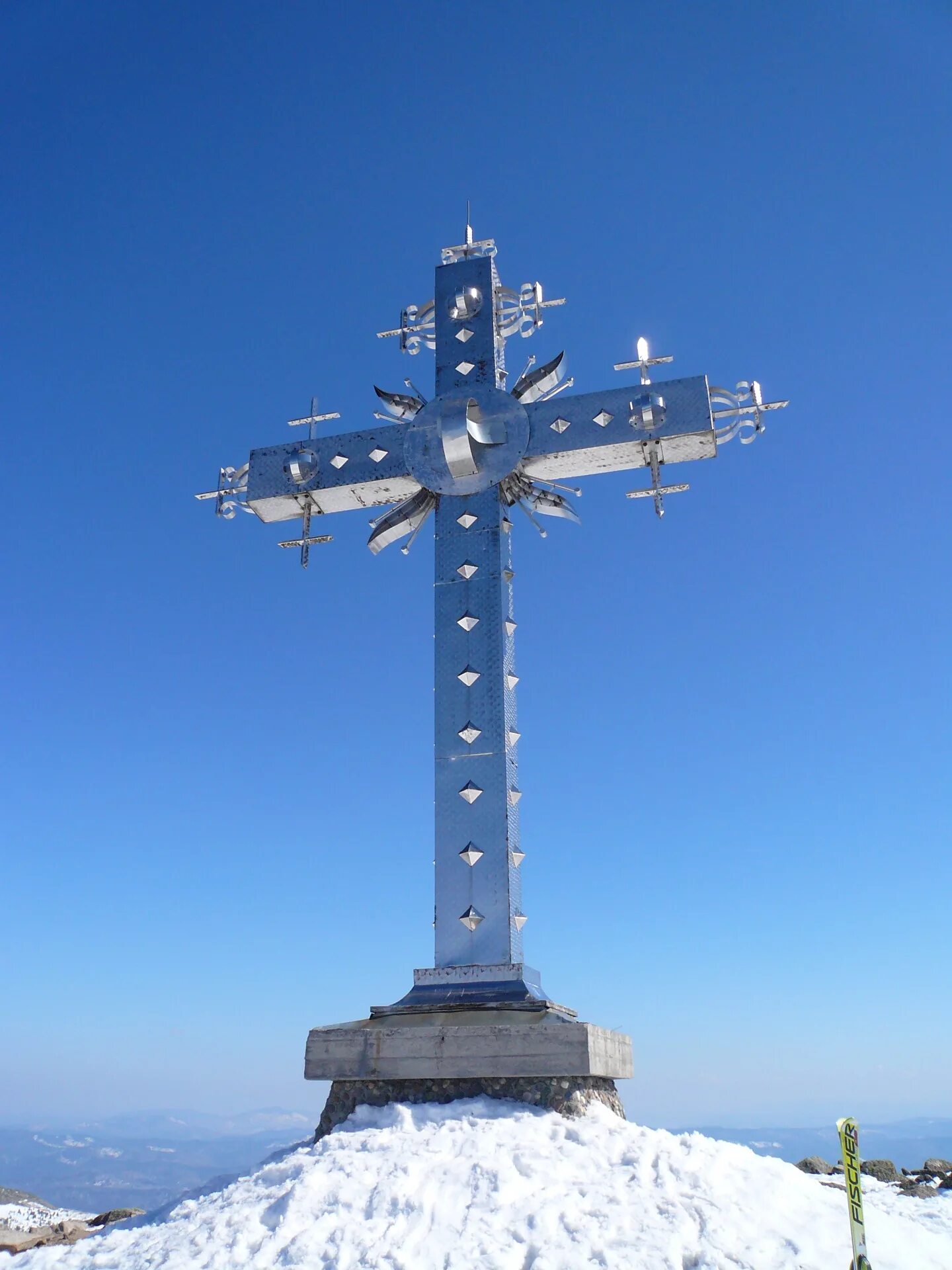 Гора зеленая шерегеш крест. Крест шерегеш. Поклонный крест гора курган. Поклонный крест верблюды шерегеш. Поклонный крест шерегеш.