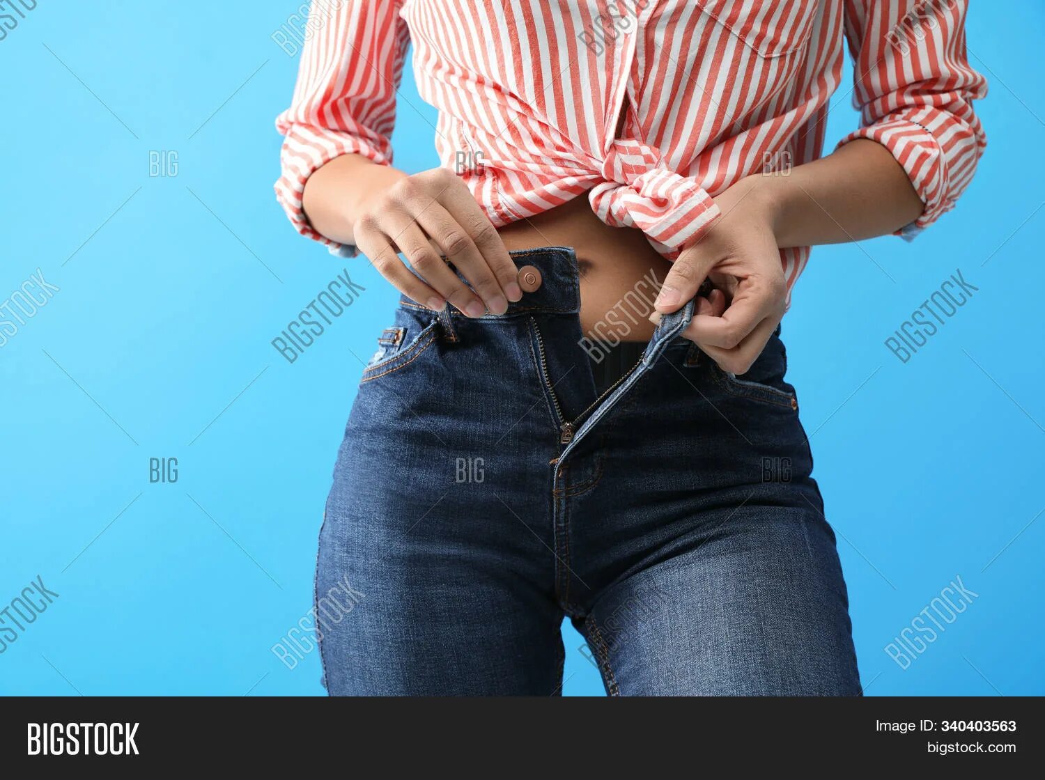 Кисть крадется ниже в растегнутые джинсы. Кисть крадется ниже в растегнутые джинсы. Девушка в джинсах босиком с расстегнутой рубашке. Джинсы ремень девушка кровать. Девушка в белой рубашке и джинсах.