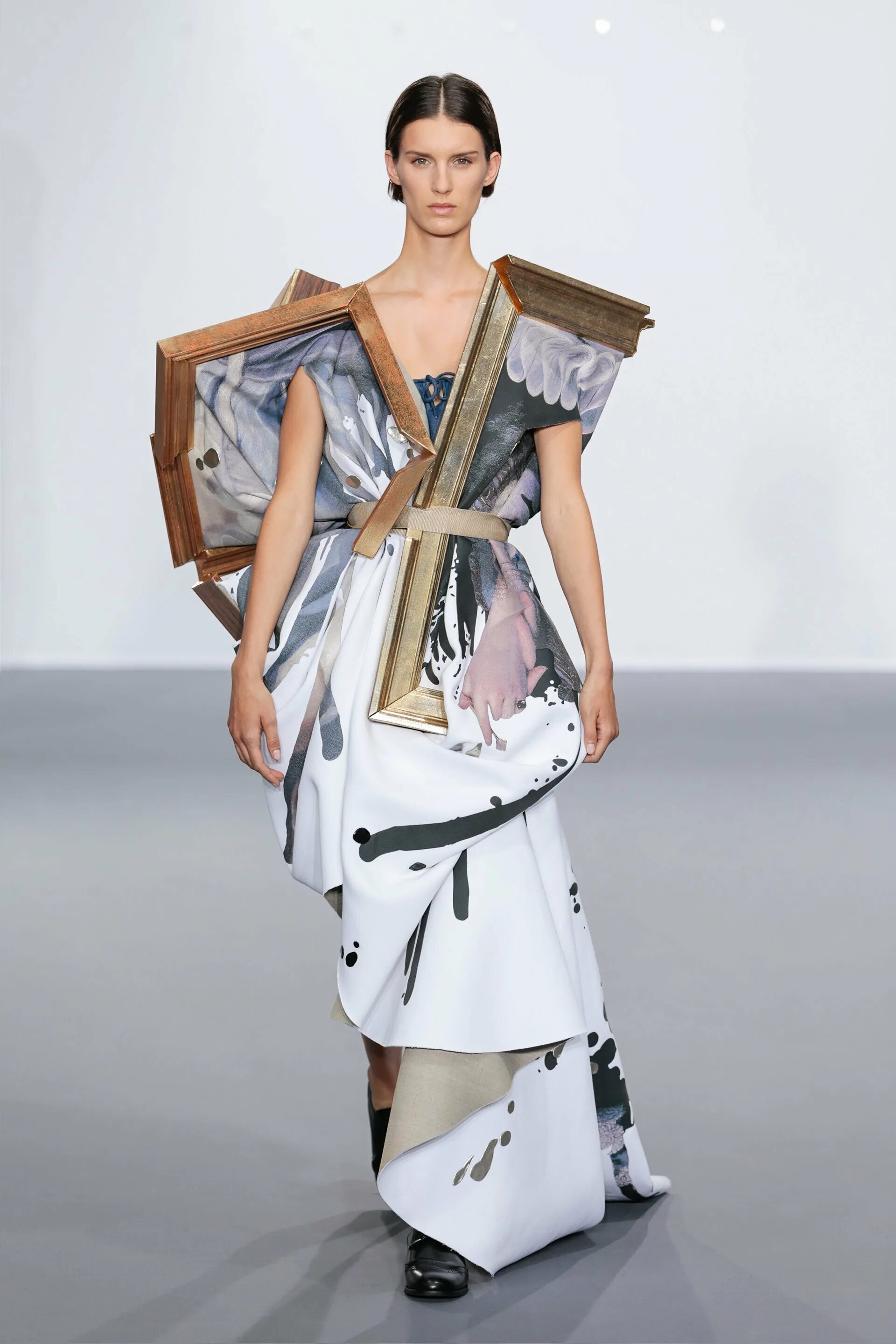 Дизайнерские платья. Самую лучшую одежду в мире. Карл лагерфельд показ шанель. Наряды от джанни версаче. Карл лагерфельд мода.