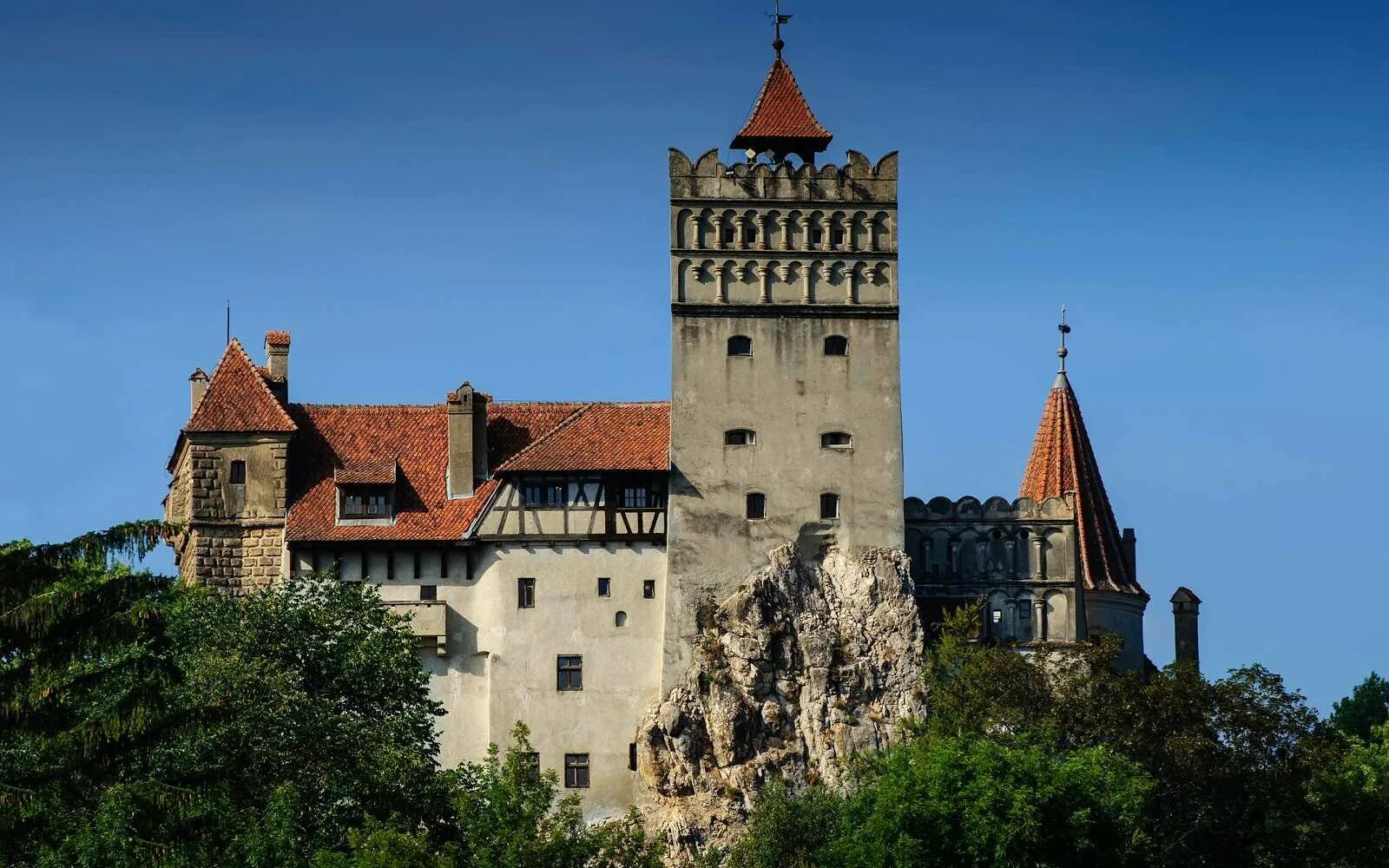 В какой стране находится замок дракулы. Замок дракулы в румынии. замок дракулы в трансильвании. замок графа дракулы в румынии.
