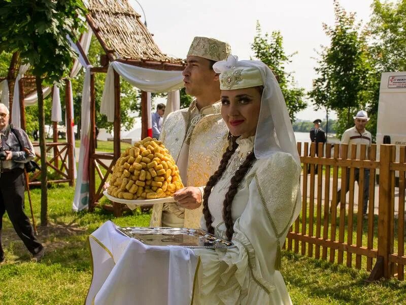 Татарская свадьба. Татарская свадьба Сватанье. Чак Чак на татарской свадьбе. Татарская свадьба сватовство. Чак Чак на свадьбе у татар.