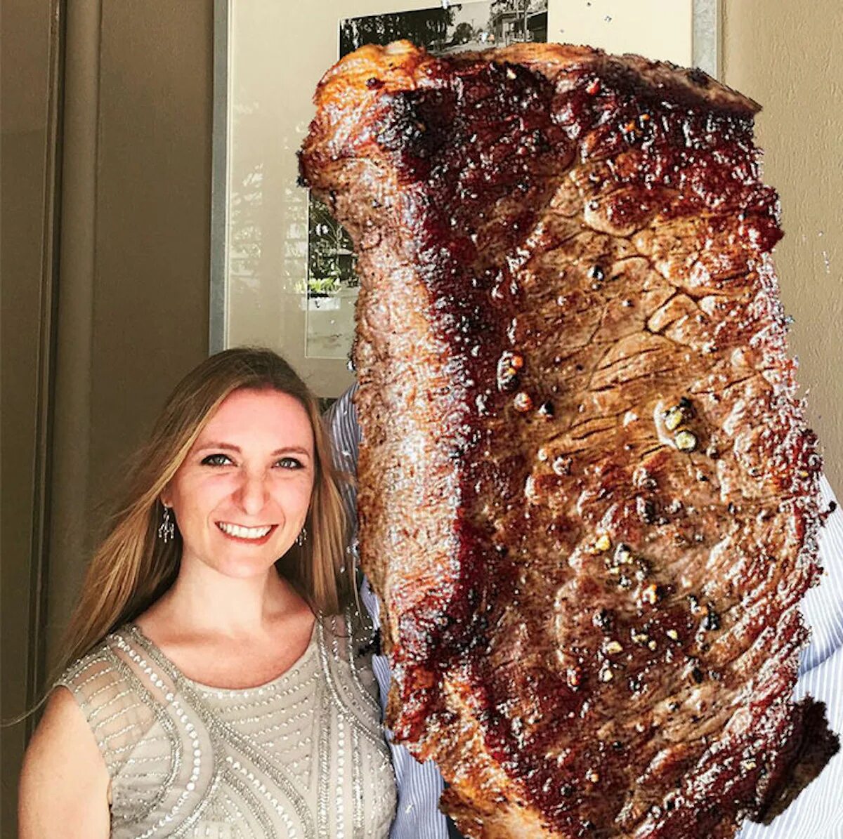 Проглотил большим куском. Огромный кусок мяса жареного. Огромный стейк. Самый большой кусок мяса.