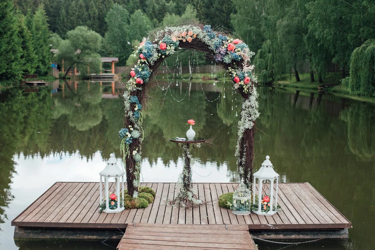 Арка минск. Свадебная арка у озера. Арка для свадьбы на озере. Арка Свадебная у реки. Свадебная арка у воды.