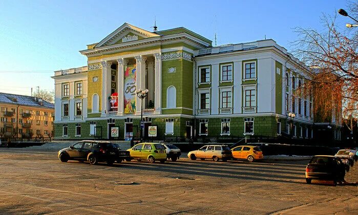 Дк маяк сайт. ДК Маяк Озерск. ДК Маяк Озерск Челябинская область. Здание Маяк Озерск. Город Озерск ДК.