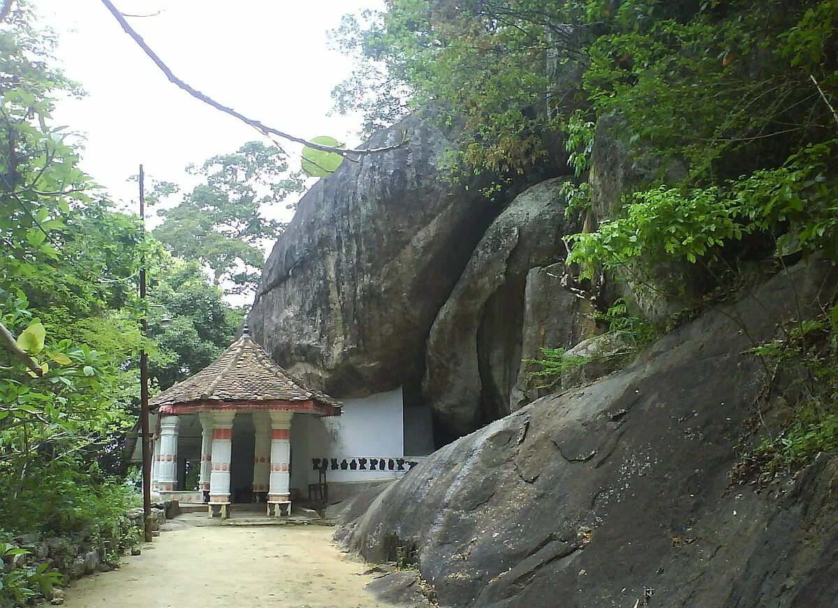 Temple has been. Храм Мулкиригала Шри Ланка. Мулкиригала Раджа Маха Вихара. Шри Ланка рок Темпл. Храм Ранавана Пурана Раджамаха Вихара.