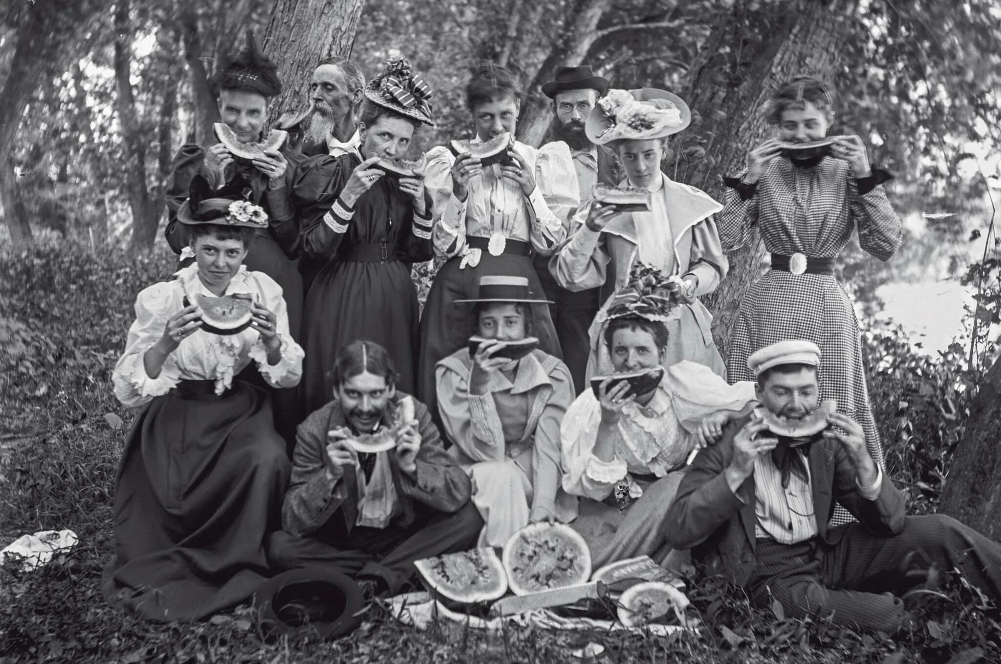 Человек на фотографии история. Старинные фотографии. Старинные фотокарточки. Интересные старые снимки. Редкие исторические снимки.