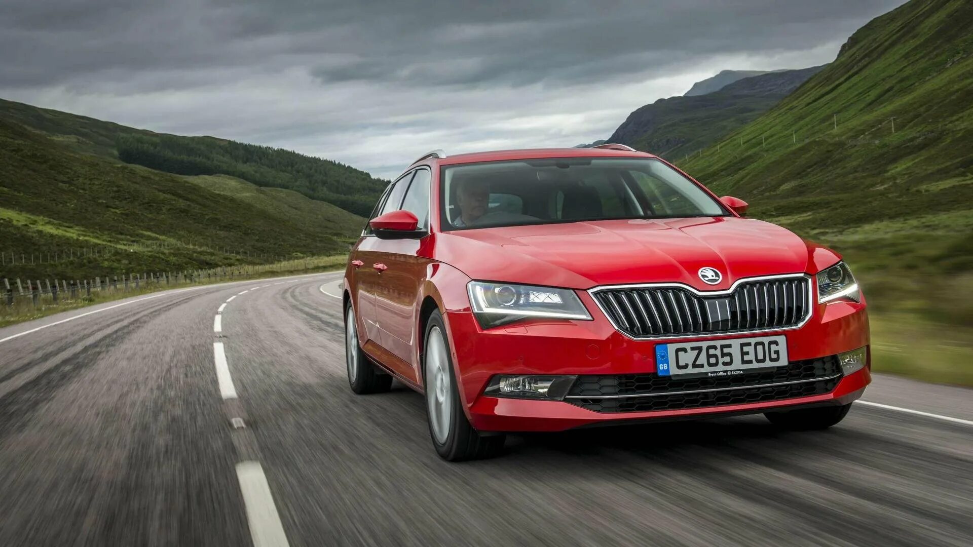 Объем шкода суперб. Skoda superb 2017. шкода суперб 2017. skoda superb 2015.