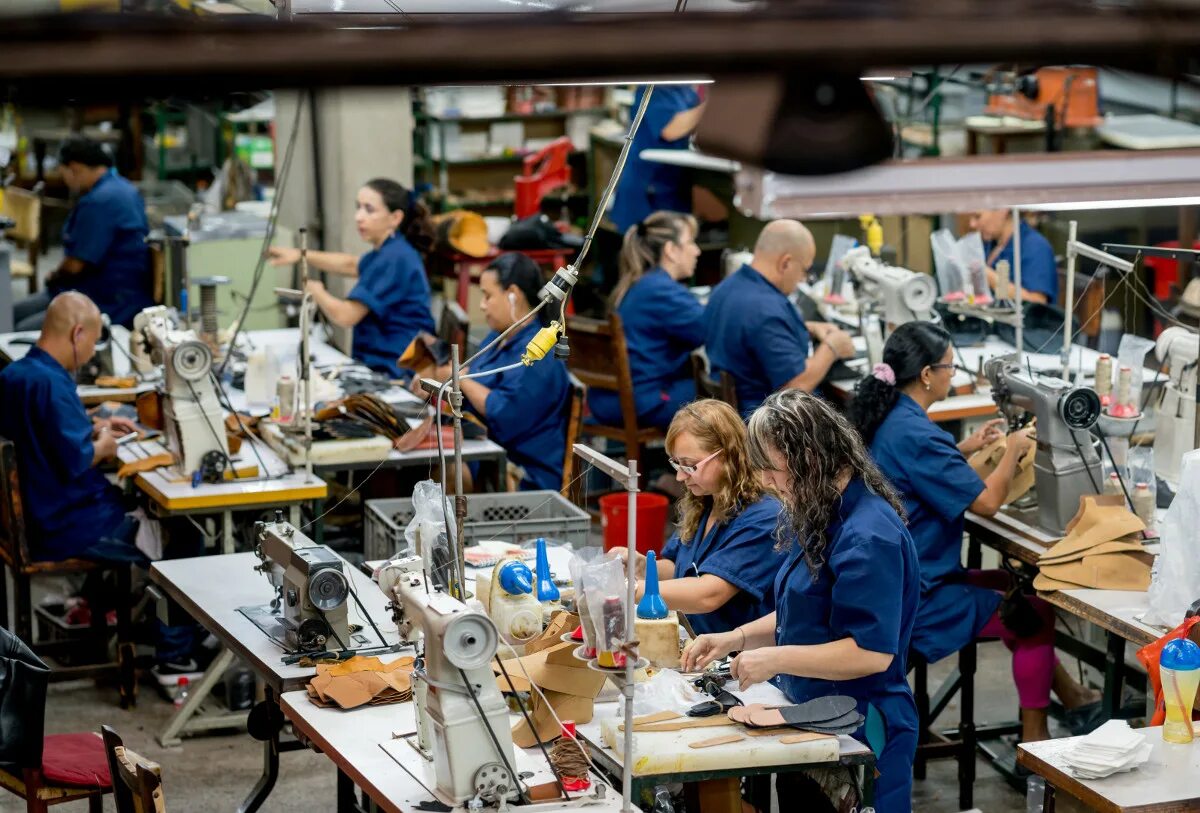 Working at factory. Производство обуви. групповое производство. factory worker. фабрика картинка.