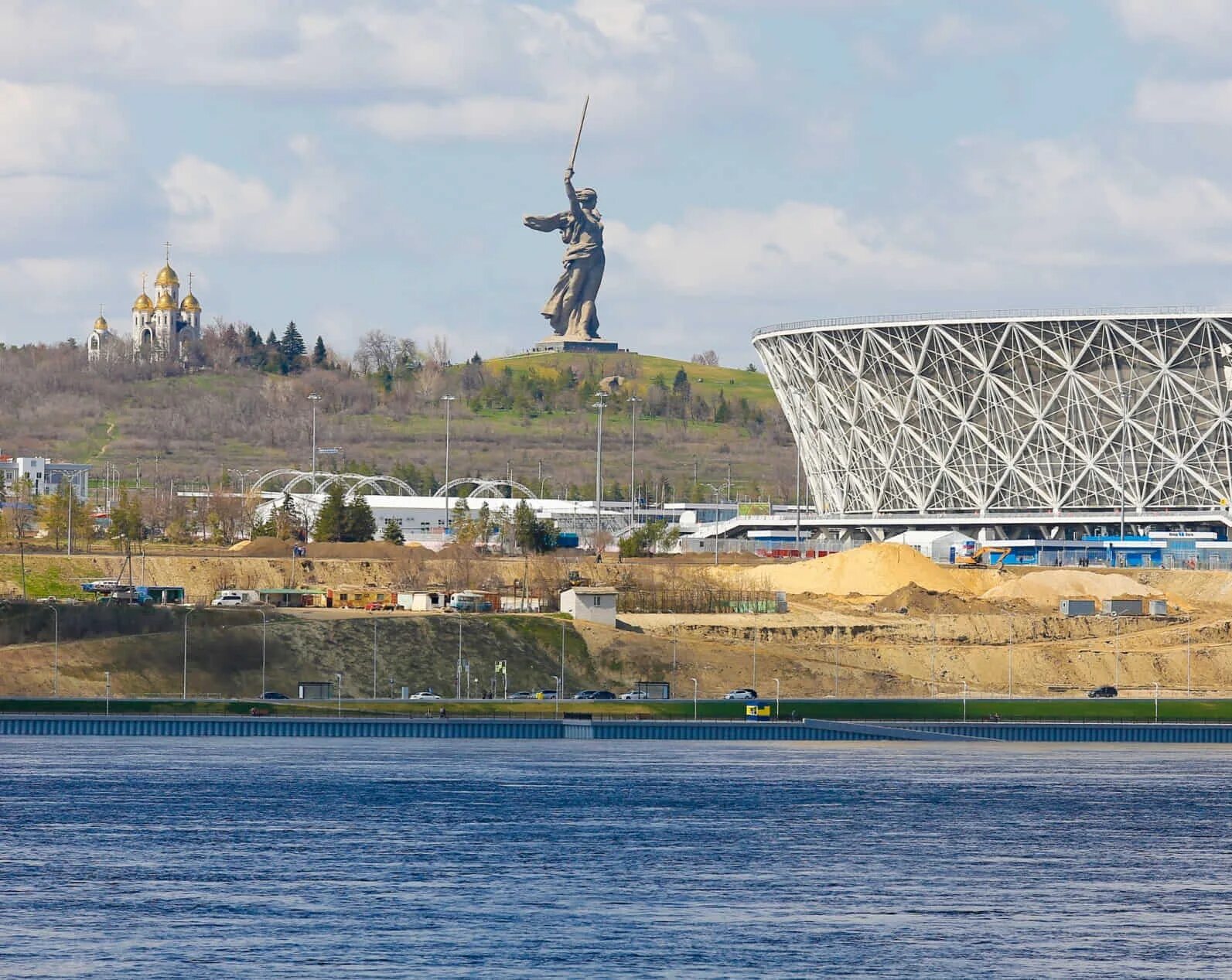 Волгоград вб. Стадион Волгоград Арена и Мамаев Курган. Волгоград Мамаев Курган с Волги. Стадион Волгоград Мамаев Курган. Набережная у арены Волгоград.