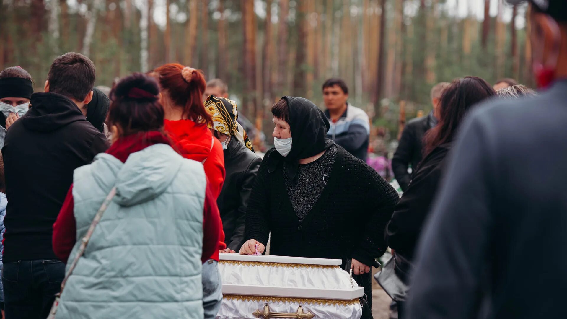 Похороны Насти Муравьевой Тюмень. В Тюмени простились с Настей Муравьевой. Могила Насти Муравьевой Тюмень. Настя Муравьева похороны тело. Прощание с девочкой