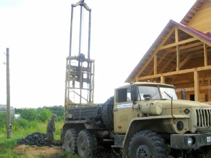 Урал буровая установка. Буровая на воду на базе урала. лбу-50. пбу урал бурит. скважина на воду во владимирской области.