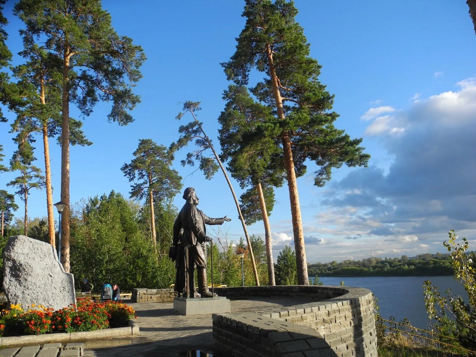 Гог бор нижегородская область. Гог бор нижегородская область. Памятник шаляпину бор моховые горы. Памятник горькому и шаляпину в нижнем новгороде. Памятник шаляпину бор моховые горы.