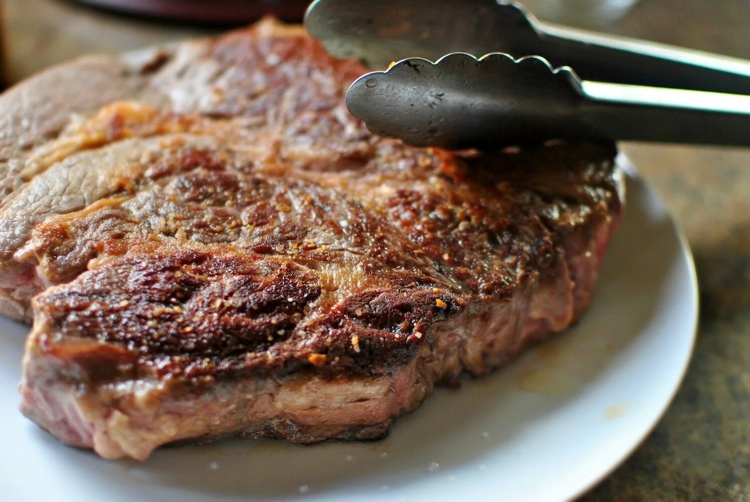 Мясо легко и вкусно. Стейк. Мясо стейк. Кусок жареного мяса. Стейк из свинины в духовке.