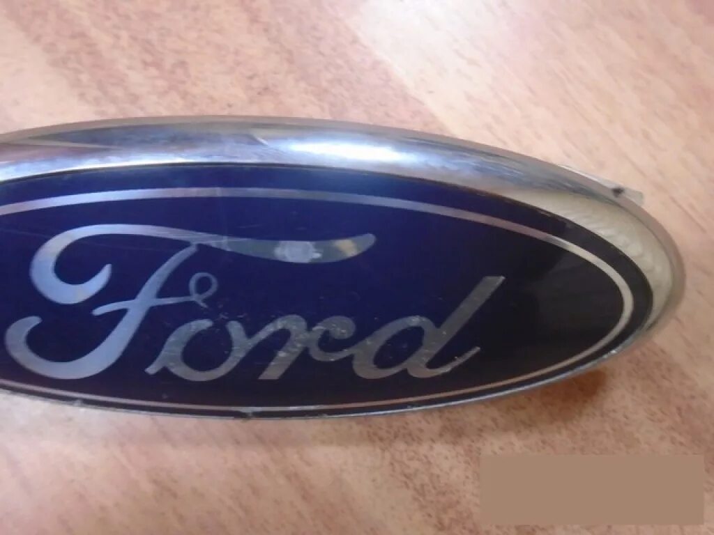 Логотип на крышке. 7u5a19h250aa. 7u5a-19h250-AA Ford Mondeo. 3u5a-19h250-EA. Эмблема Форд на крышку багажника.