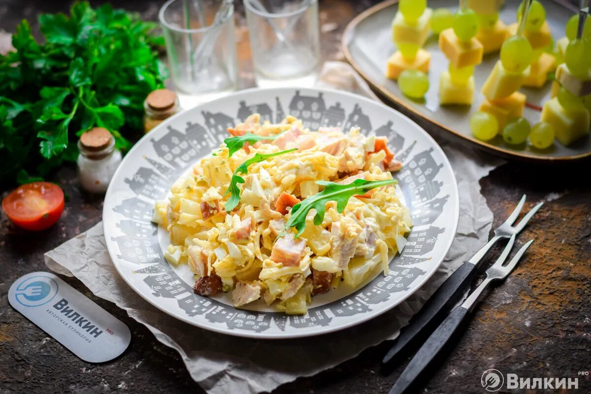 Ананасовый салат с куриной грудкой. Салат с ананасом и курицей. Куриный салат с ананасами. Салат с ананасом и курицей и сыром.