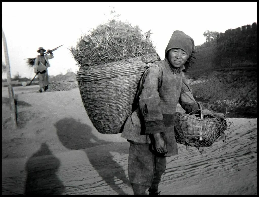 Крестьяне в китае. Китайский крестьянин. Китай 19 век крестьяне. Одежда простолюдинов древнего китая. Китайский крестьянин.