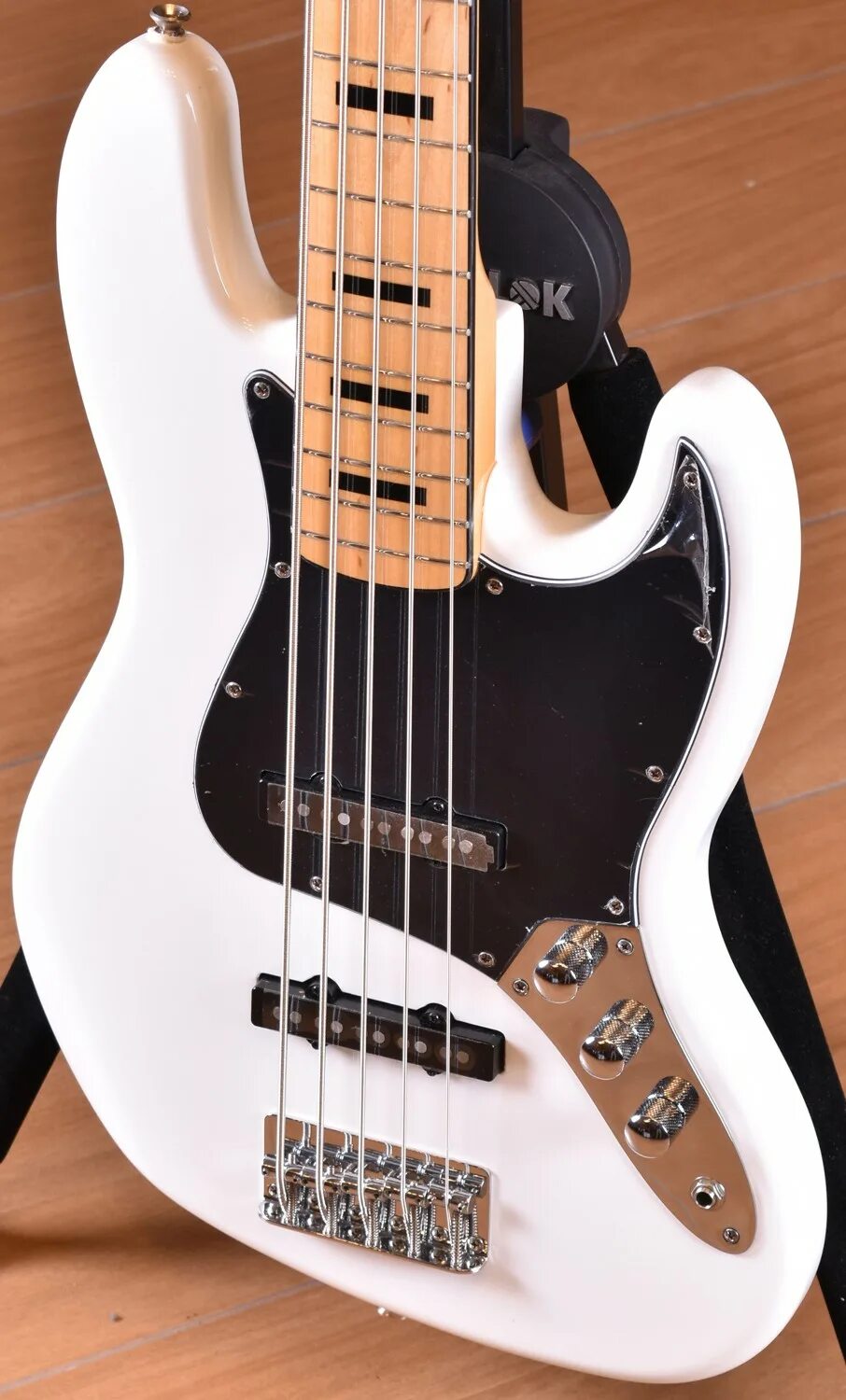 Bass white. Fender Jazz Bass v White. Fender Jazz Bass белый. Бас Фендер белый. Squier Jazz Bass чехол.