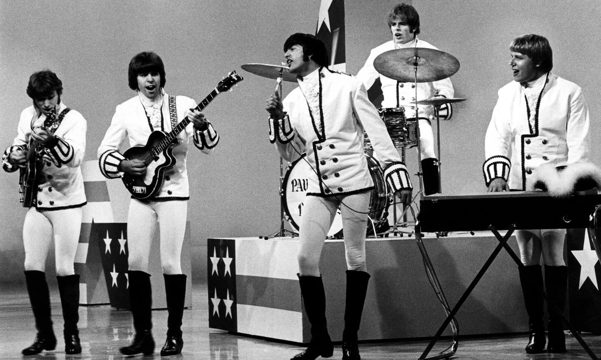 Группа Paul Revere & the Raiders. Ансамбль шестидесятый километр. Ледибердз группа 60х фото. America 60`s Wallpaper.