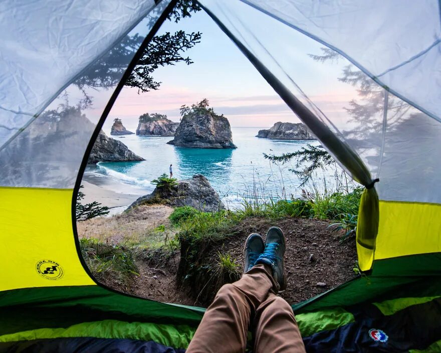 Travel camping. Красивый вид из палатки. Палатка на природе. Палатка туристическая. Палатка в горах.