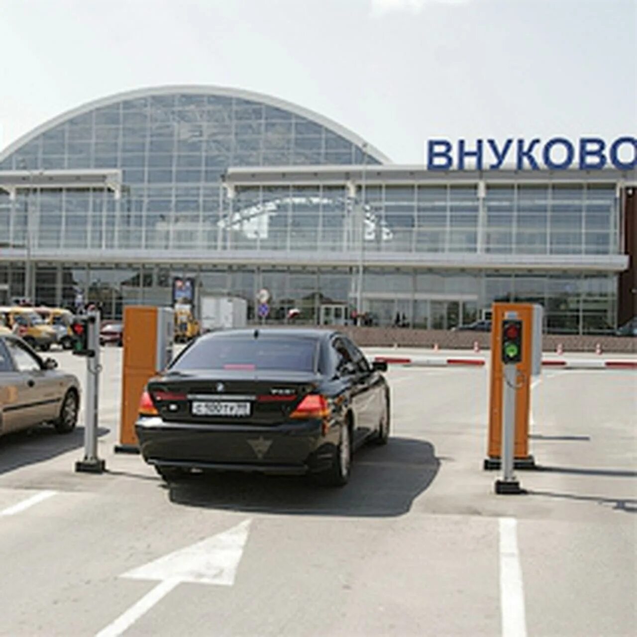 Схема автостоянок аэропорта внуково. Стоянка рядом с внуково с трансфером. Схема колонн внуково. Золд внуково схема проезда. Стоянка рядом с внуково с трансфером.